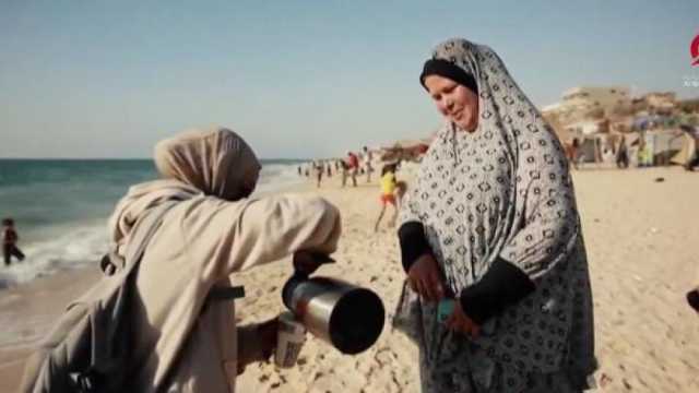 «الحرب تقتل الطفولة».. فلسطينية تبيع المشروبات في غزة تحت القصف الإسرائيلي