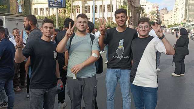 طلاب فلسطينيون بالإسكندرية يشاركون في حملة التبرع بالدم لمصابي غزة