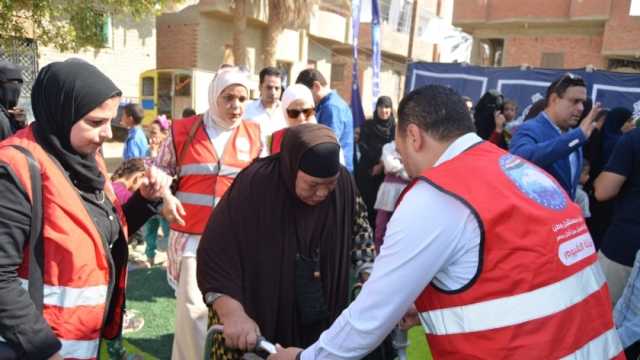 الكشف على 2527 حالة خلال قافلة طبية شاملة بالفيوم «فحص وعلاج بالمجان»