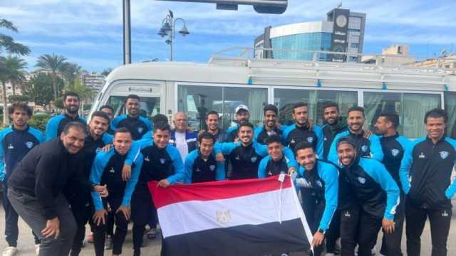 لاعبو بورفؤاد يرفعون علم مصر أثناء الإدلاء بأصواتهم في الانتخابات الرئاسية
