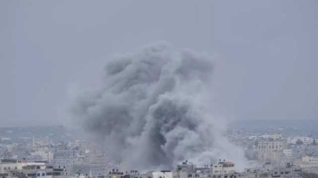 قوات الاحتلال الإسرائيلي تدمر منزلا في مخيم الشاطئ بغزة