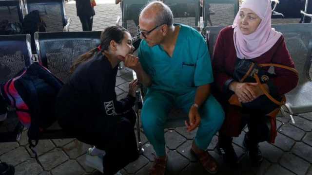 أول تعليق من طبيب فلسطيني ودع أسرته لمصر وعاد لغزة: «مقدرش أتخلى عن واجبي»