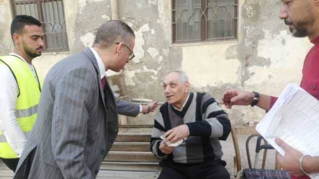 «راحله لحد عنده».. رئيس لجنة يساعد مسن للإدلاء بصوته في الانتخابات