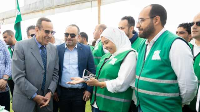 محافظ شمال سيناء يشهد مشاركة شباب المتطوعين في تعبئة المساعدات لغزة