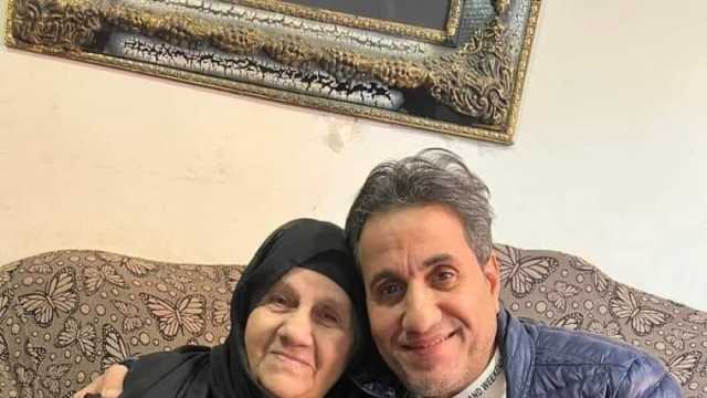 فيديو الوداع لوالدة أحمد شيبة قبل رحيلها.. «ربنا يفرحك بعيالك يا ابني»