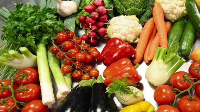 تراجع أسعار الخضروات والفاكهة في أسواق شمال سيناء.. الطماطم بـ4 جنيهات