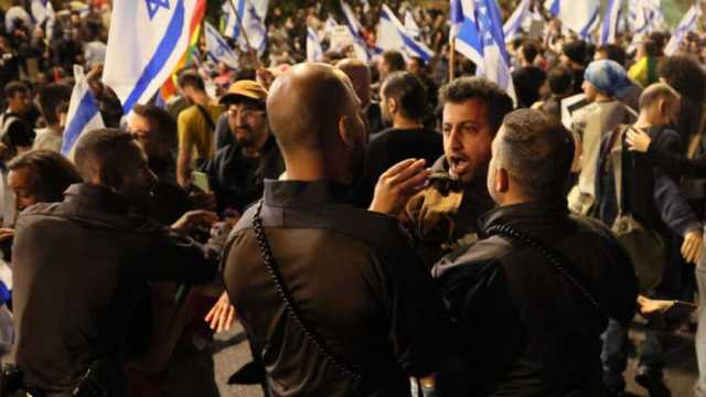 آلاف الإسرائيليين يتظاهرون في تل أبيب للمطالبة بإبرام صفقة تبادل الأسرى
