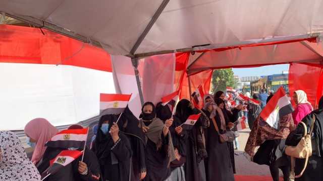 اكتساح نسائي وأعلام مصر تتصدر المشهد.. تفاصيل 4 ساعات انتخابية في العباسية 