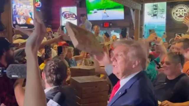 «من يرغب واحدة؟».. ترامب يوزع بيتزا مجانية على رواد مطعم أمريكي (فيديو)