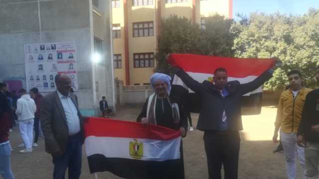 «ملاك» أكبر متطوع أمام لجان الانتخابات بسوهاج: «بساعد الناس عشان مصر» (صور)