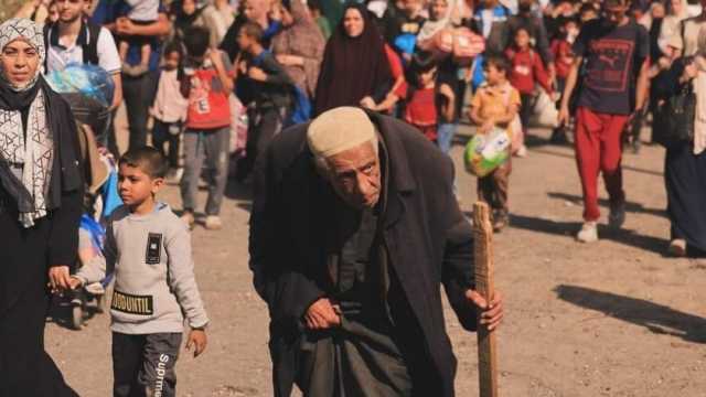 رحلة نزوح أبناء غزة للجنوب على الأقدام: «حالفين لنرجع أرضنا.. قولوا آمين»