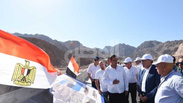 رئيس الوزراء يتفقد عددا من المشروعات الخدمية في نويبع.. منها مسجد وكنيسة