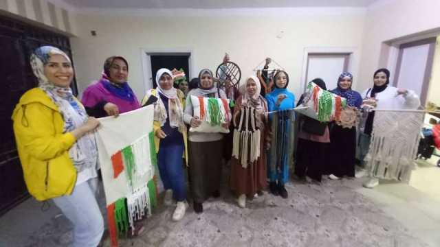 شباب السويس يصنعون العلم الفلسطيني في مبادرة «علمني حرفة»