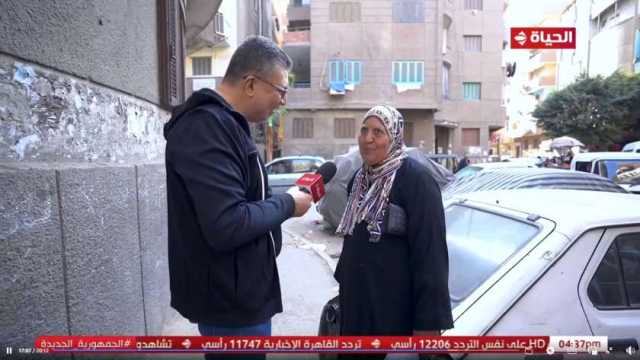 عمرو الليثي يفاجئ سيدة عجوز بهدية 5 آلاف جنيه
