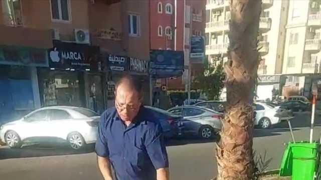 حكاية سائح سويسري يعشق الغردقة وينظف شوارعها منذ 5 سنوات