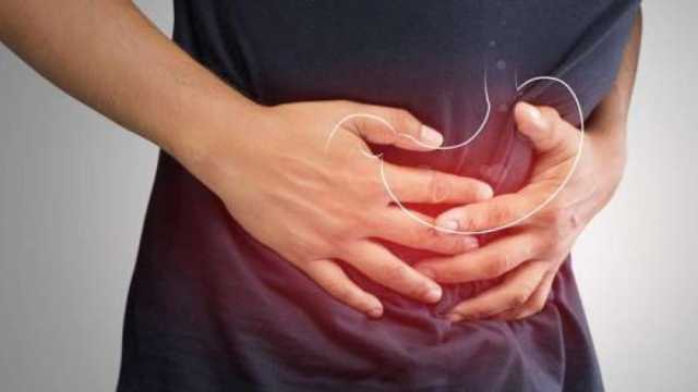 8 علامات للتفرقة بين التهاب المعدة والجرثومة.. أعراض لو ظهرت عليك اذهب للطبيب فورا