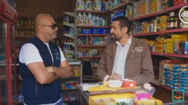 التجارة مع الله.. «حياة كريمة» تكافئ صاحب سوبر ماركت يبيع السلع للمواطنين بالآجل