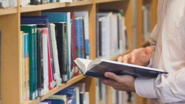 كيف وصف أدباء وشعراء العرب القراءة؟.. «صديق لا يخون أبدا»