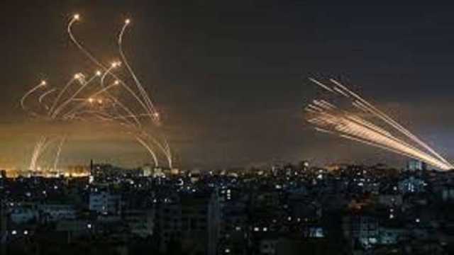 صفارات الإنذار تدوي في النقب وغلاف غزة وإطلاق رشقات صاروخية من القطاع