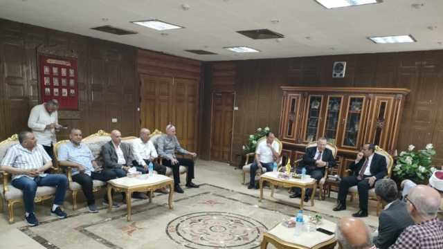 محافظ شمال سيناء يستقبل نقيب الأشراف خلال زيارته إلى العريش