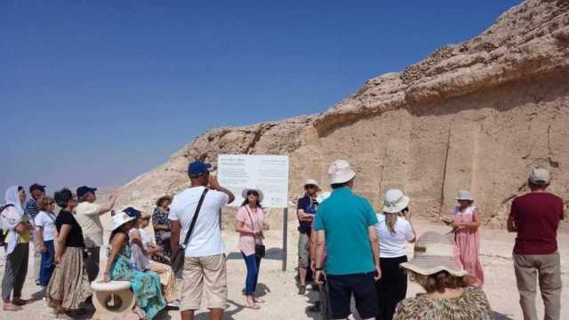 وفد سياحي من البرتغال يزور المناطق الأثرية في المنيا