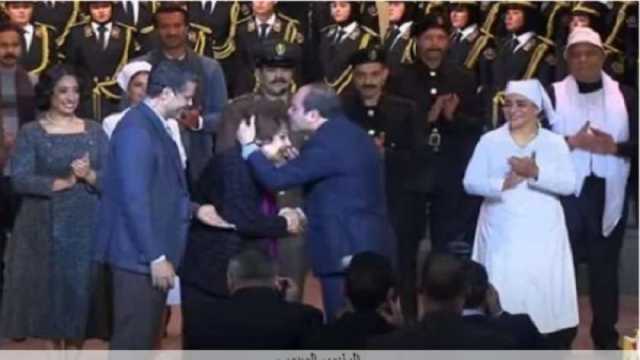 الرئيس السيسي يقبل رأس الفنانة سميحة أيوب باحتفالية عيد الشرطة