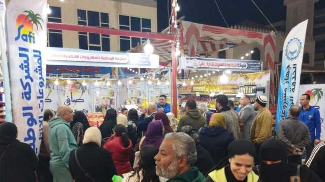 توافد الآلاف على معرض أهلا رمضان ببورسعيد.. الأرز بـ25 جنيها والسكر 27