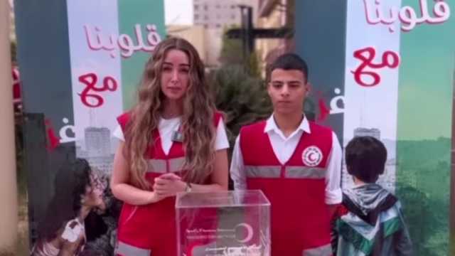 هنا الزاهد تشارك في تعبئة صناديق مساعدات الهلال الأحمر لصالح فلسطين (فيديو)