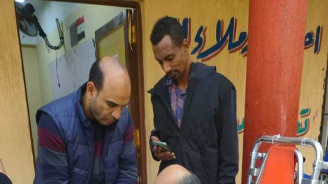 سيارة إسعاف تنقل مواطنا من ذوي الهمم بالقليوبية إلى لجنته الانتخابية بالقاهرة