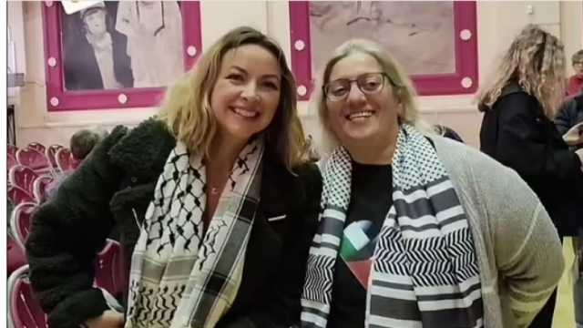 فنانة بريطانية شهيرة تتعرض لانتقادات حادة بعد غنائها «فلسطين حرة»
