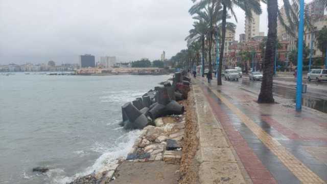 اضطراب ملاحي بسبب ارتفاع الأمواج على شواطئ الإسكندرية ورفع درجة الاستعداد