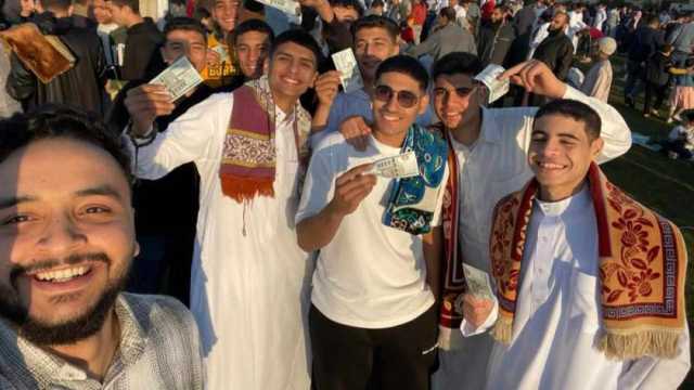 5 جنيهات للذكرى.. مدرس ثانوي يوزع العيدية على طلابه في الشارع