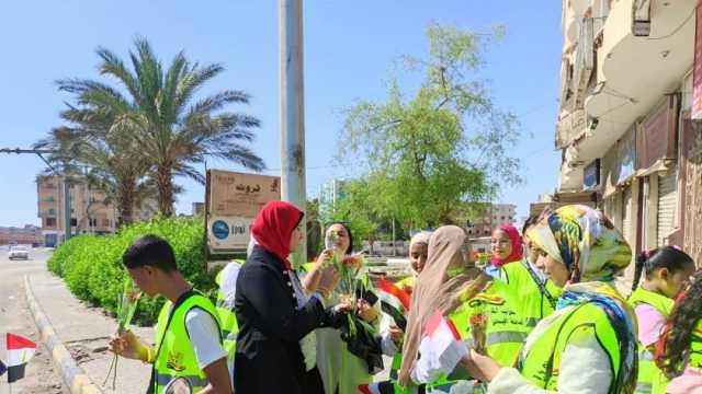 «المصريين» يوزع الورود والأعلام على المواطنين في البحر الأحمر احتفالا بنصر أكتوبر