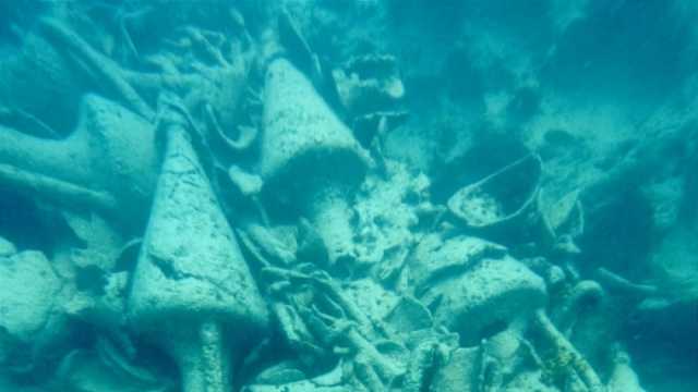 اكتشاف بقايا سفينة غارقة وجِرار فخارية تعود لما قبل الميلاد بالقرب من شاطئ العلمين