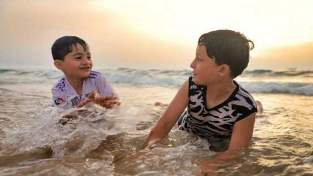 «على شاطئ غزة».. ضحكات الأطفال تخفي دموع الفقد والحرمان