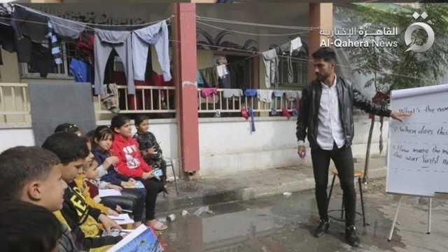 فلسطيني يستغل الهدنة لتعليم أطفال غزة.. درس إنجليزي في ملجأ النازحين