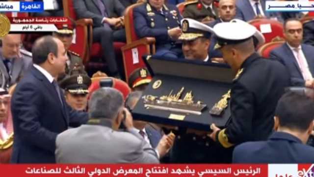 قائد القوات البحرية يهدي درع الفرقاطة المصرية «الجبار» للرئيس السيسي