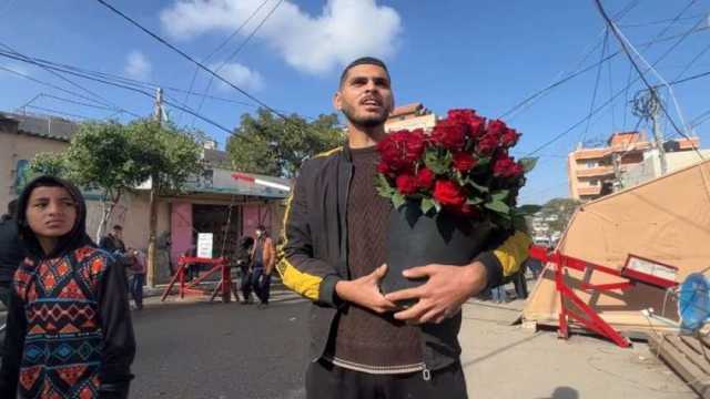 شاب يبيع زهور حمراء في غزة.. «يبعث رسائل أمل للفلسطينيين»