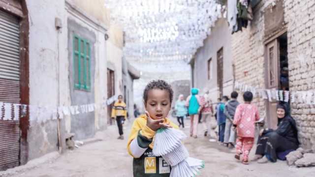 هنا رمضان.. أسيوط تُجمّل شوارعها بالزينة والفوانيس: «ورق وعجين وخيط»