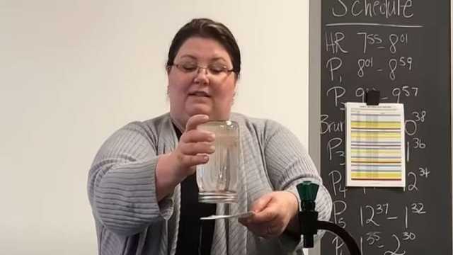 معلمة أمريكية تذهل تلاميذها بتجربة تتحدى الجاذبية.. كيف فعلت ذلك؟