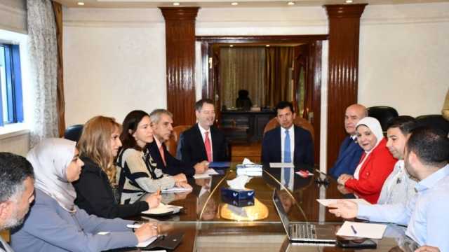 وزير الرياضة يبحث مع سفير إسبانيا تفاصيل «أكاديمية برشلونة للشباب المتوسطي»