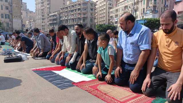 3 مشاهد من مظاهرات اليوم لدعم فلسطين في الإسكندرية.. صلوا بالعلم