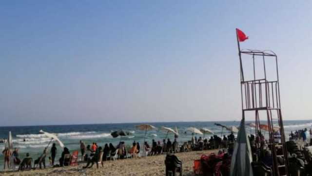 رفع الرايات الحمراء على شواطئ الإسكندرية غربا لارتفاع الأمواج