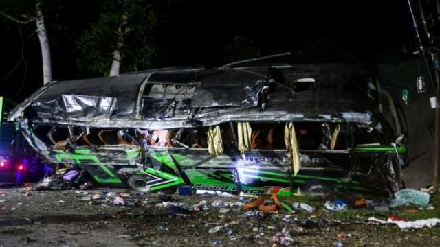 مصرع 11 شخصا وإصابة 20 آخرين في انقلاب حافلة بإندونيسيا