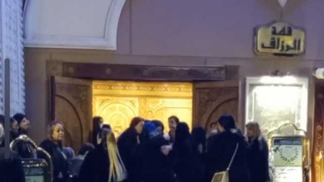 يحيى الفخراني يصل عزاء والدة رانيا فريد شوقي (فيديو)