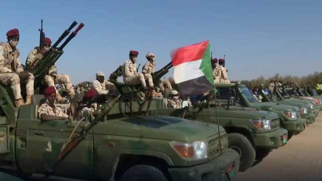 «القاهرة الإخبارية»: القائد العام للجيش السوداني يتفقد القوات البحرية بقاعدة فلامنجو