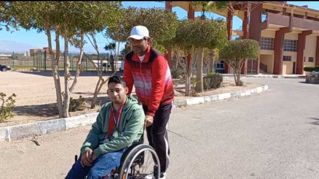 «يوسف» شاب يتحدى الإعاقة ويحصد 55 ميدالية في بطولة الجمهورية للسباحة