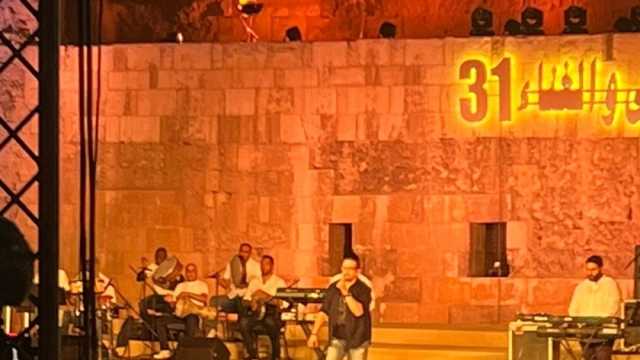 هشام عباس يصعد مسرح مهرجان القلعة على نغمات «ما تبطليش»