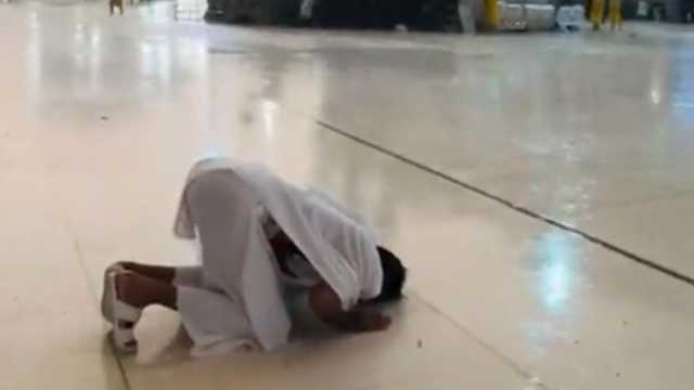 شاب يسجد لله تحت الأمطار في الحرم المكي.. مشهد يأسر القلوب (فيديو)
