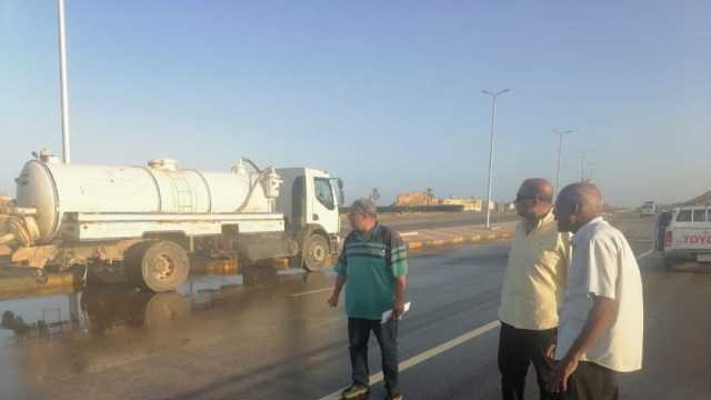 رفع آثار السيول وتسيير حركة السيارات بطريق «مرسى علم - حماطة» (صور)